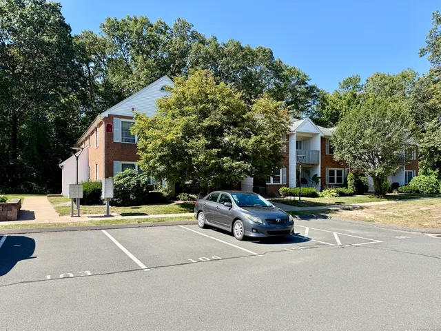 $1,800 | 9 Concorde Way, Unit B3, Windsor Locks, CT 06096