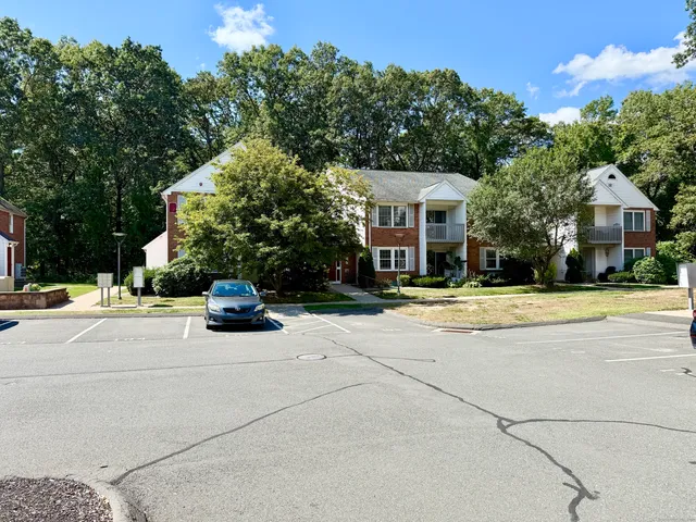 $1,800 | 9 Concorde Way, Unit B3, Windsor Locks, CT 06096