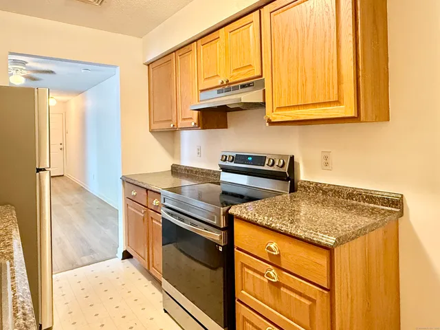 $1,800 | 9 Concorde Way, Unit B3, Windsor Locks, CT 06096