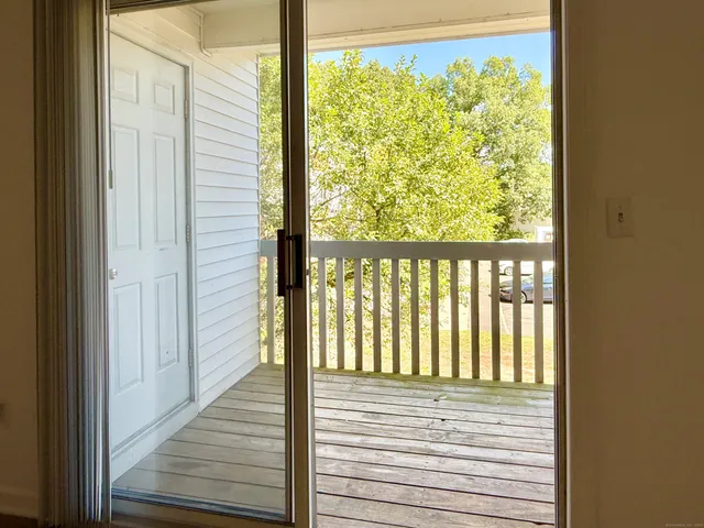 $1,800 | 9 Concorde Way, Unit B3, Windsor Locks, CT 06096