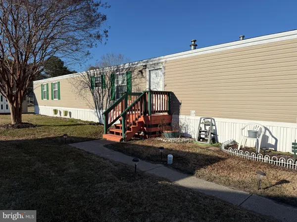a view of back yard of the house