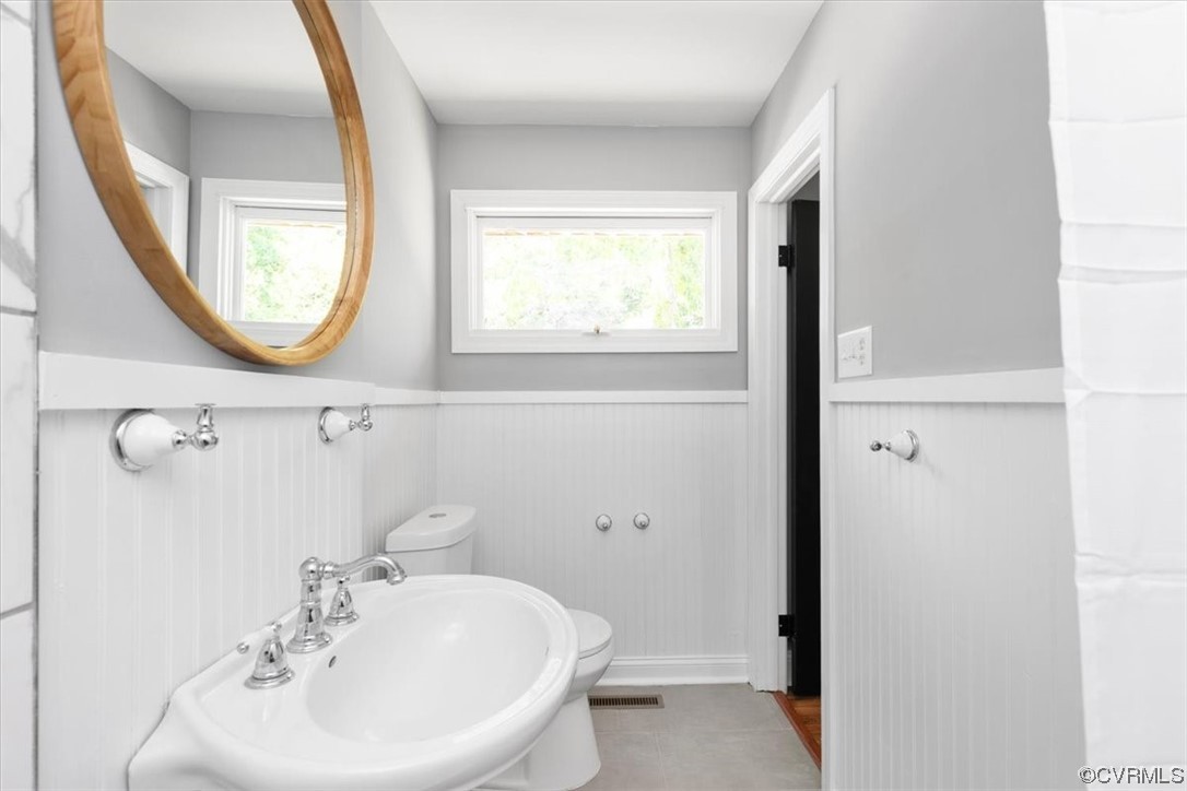 3208 Osborne Road Chester, VA 23831 - Photo 39 of 50 a bathroom with a sink a mirror and a window
