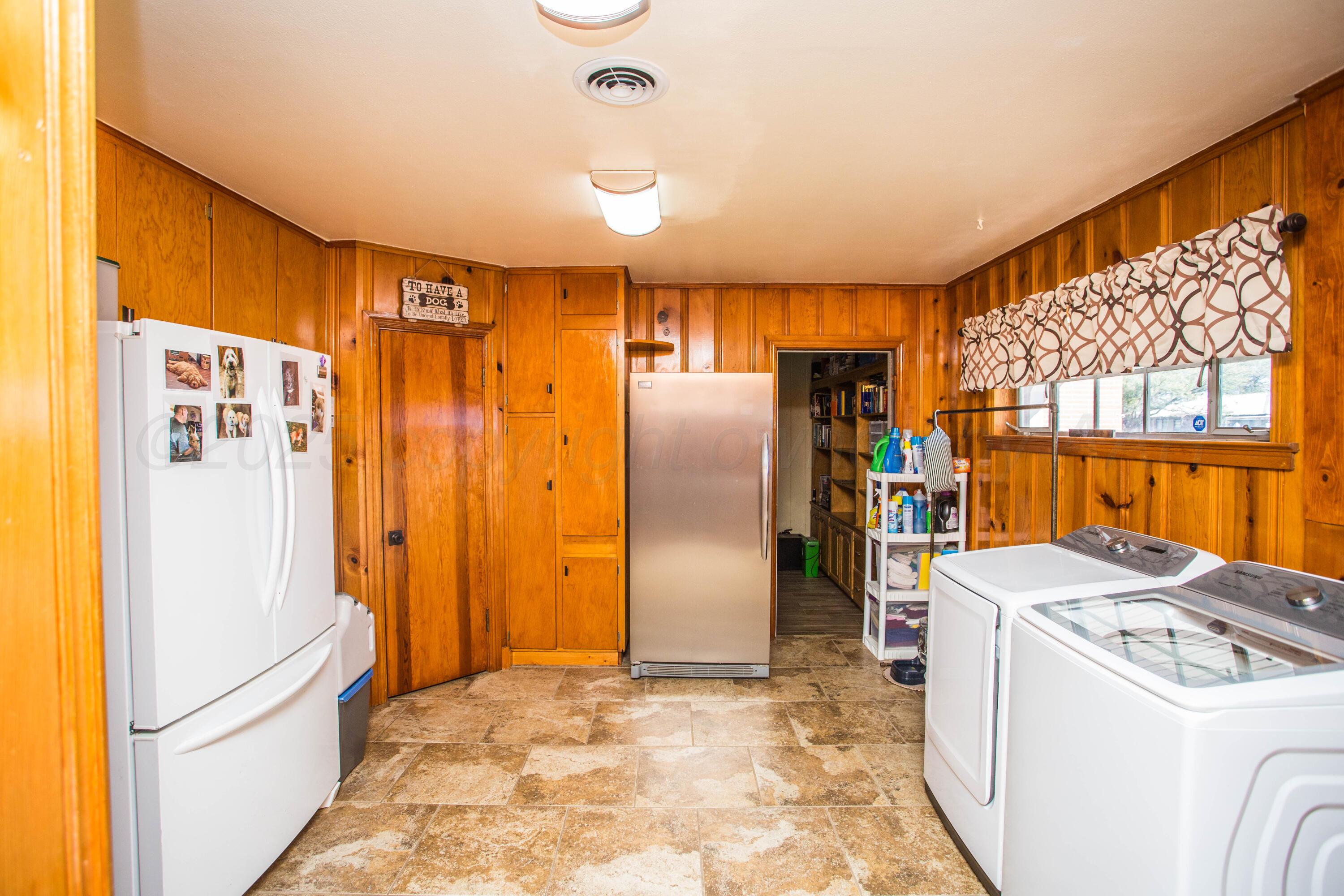 402 Northwest 6th Street Tulia, TX 79088 - Photo 22 of 59 a view of utility room with washer and dryer