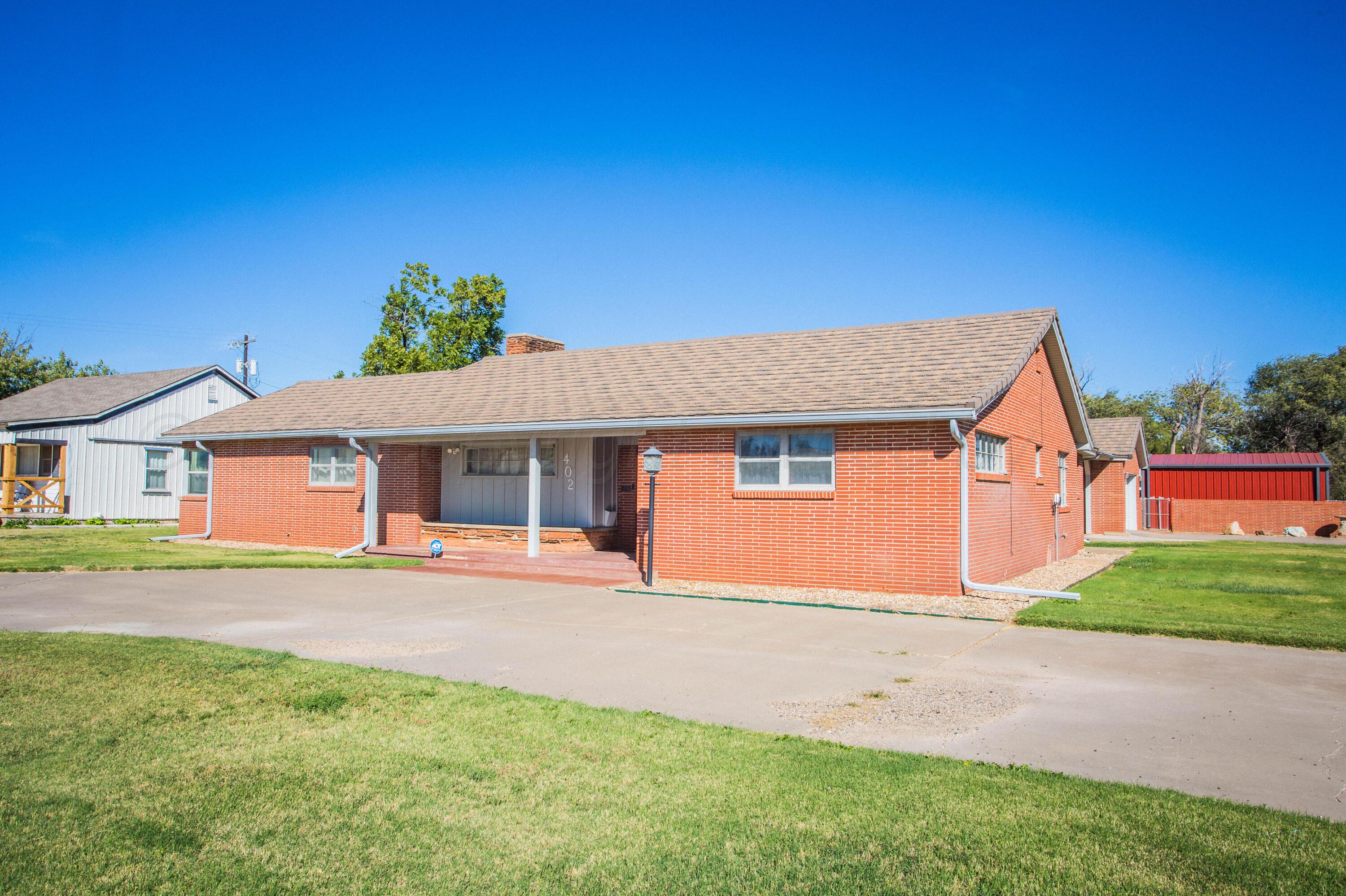 402 Northwest 6th Street Tulia, TX 79088 - Photo 4 of 59 a front view of house with yard and trees