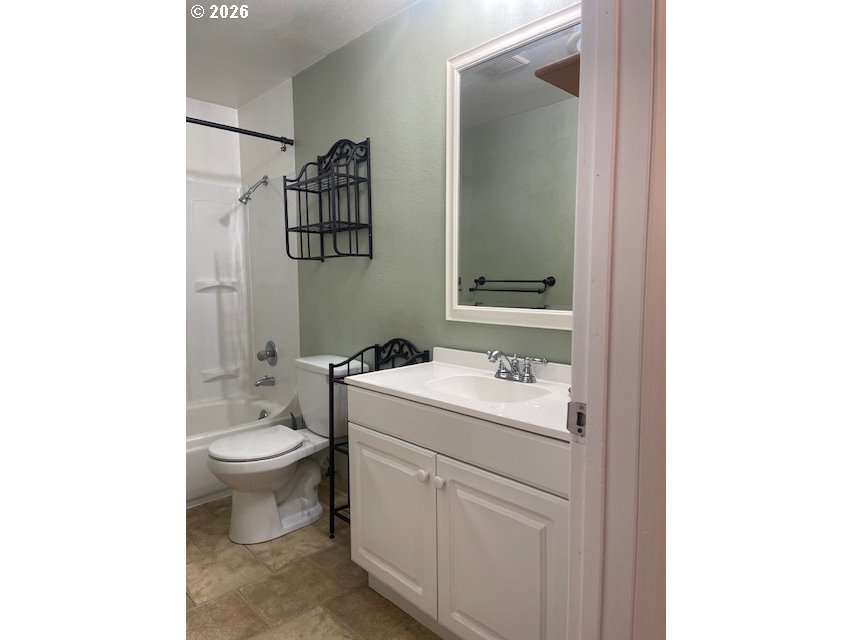 1100 Sharon Loop Southeast Salem, OR 97306 - Photo 10 of 19 Bathroom