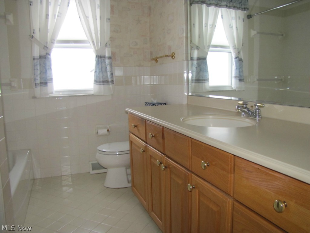 5712 Faraday Road Cleveland, OH 44124 - Photo 12 of 22 Updated main bathroom