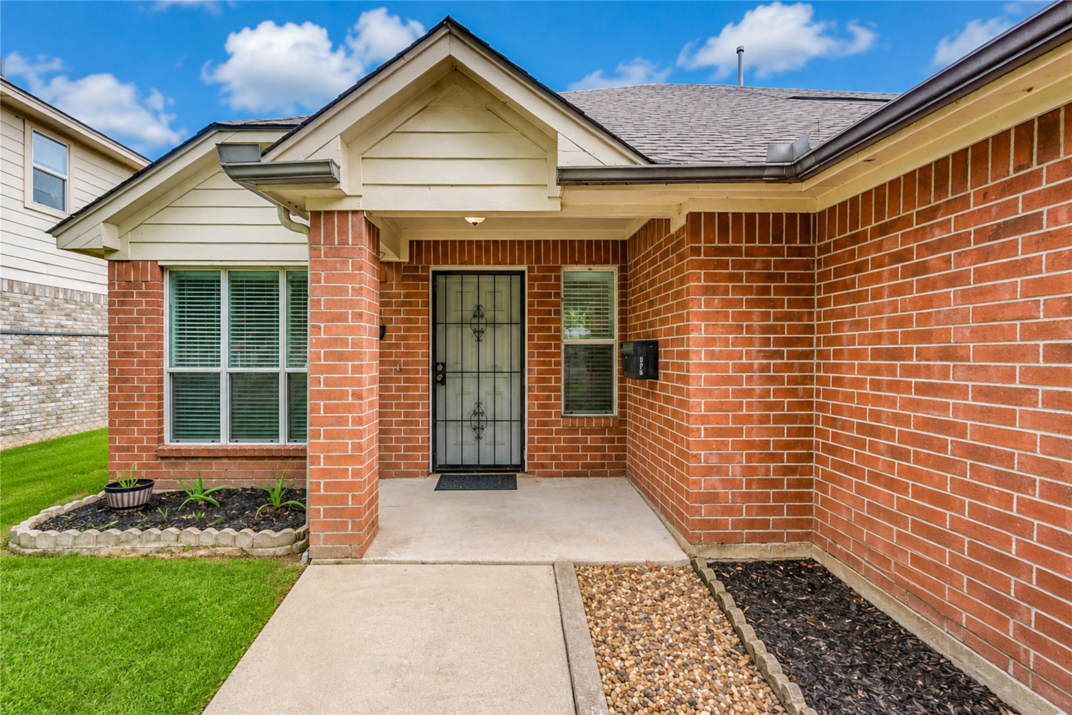 8645 Rinn Street Houston, TX 77078 - Photo 3 of 44 Gallery Image 3
