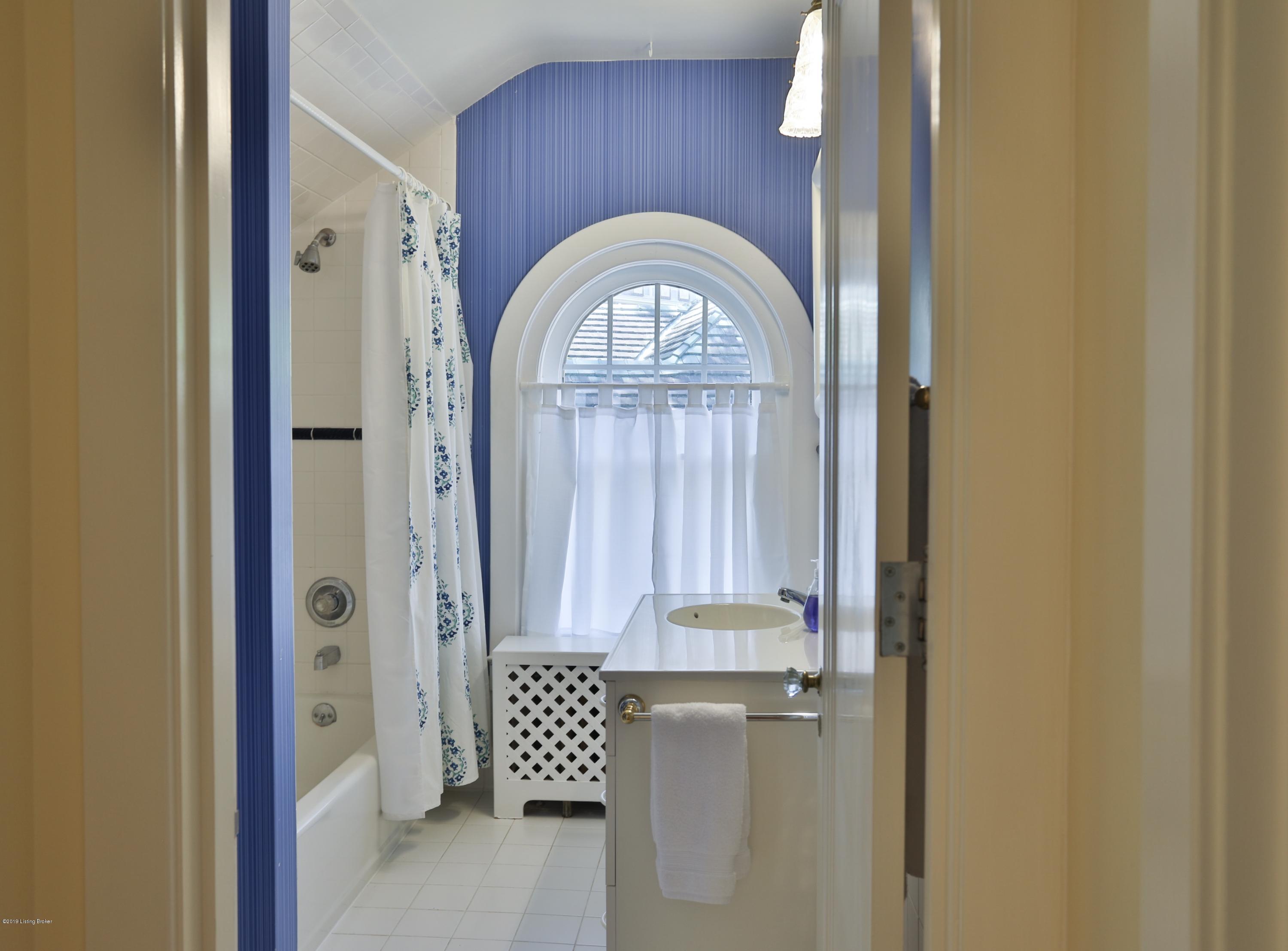 1418 Cherokee Road Louisville, KY 40204 - Photo 43 of 56 3rd floor full bath