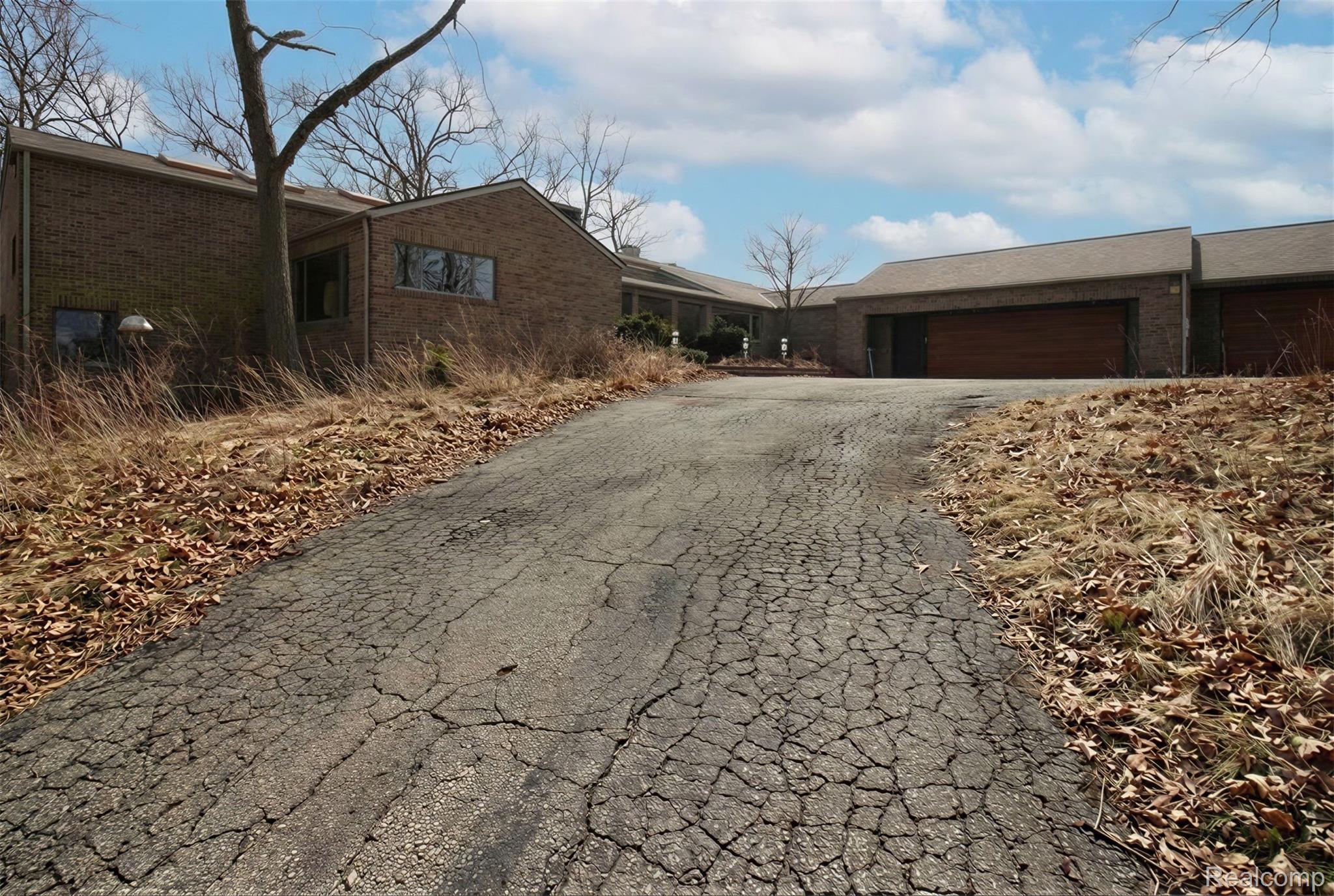 2551 Patterson Lk Road Pinckney, MI 48169 - Photo 6 of 95 Front and driveway