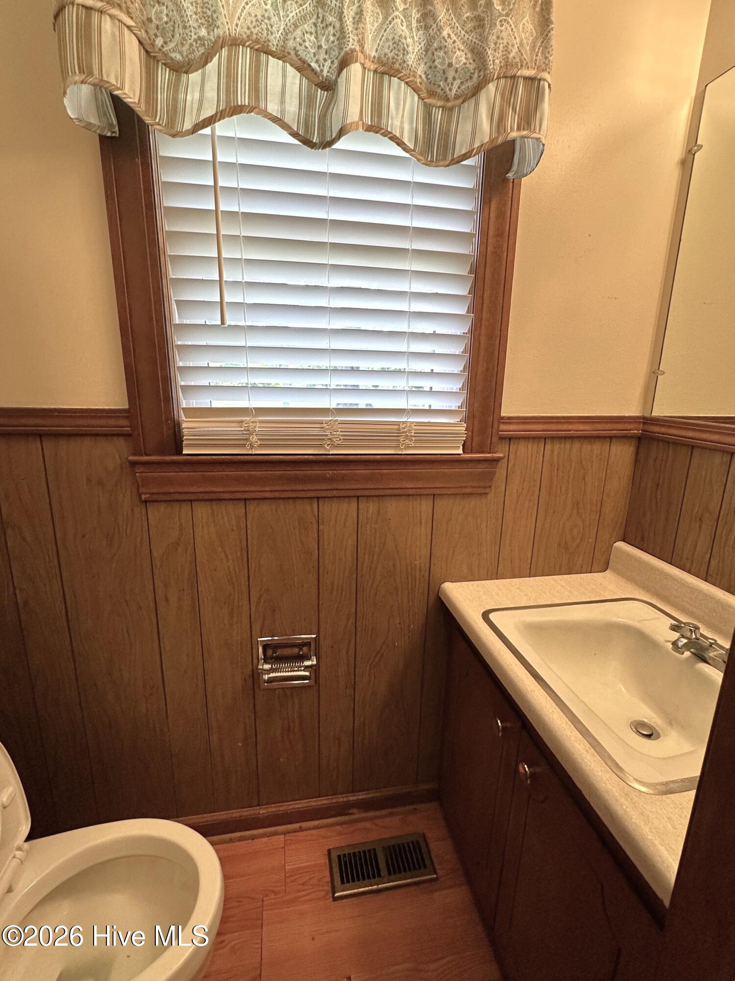504 Pineview Road Clinton, NC 28328 - Photo 14 of 30 Half bath off kitchen.