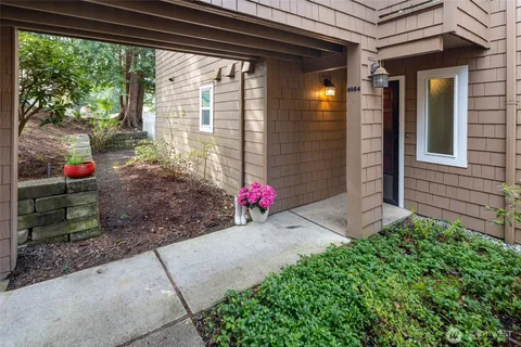 a view of a house with backyard and garden