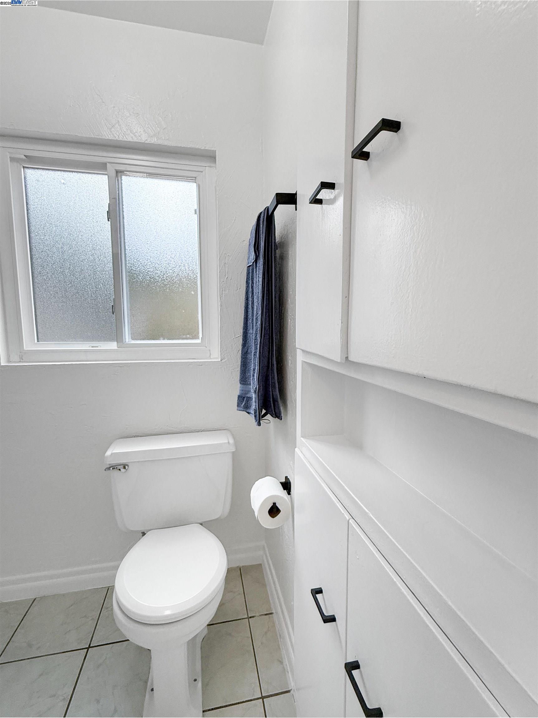 1516 Grove Way Hayward, CA 94546 - Photo 31 of 39 a bathroom with a toilet and a shower