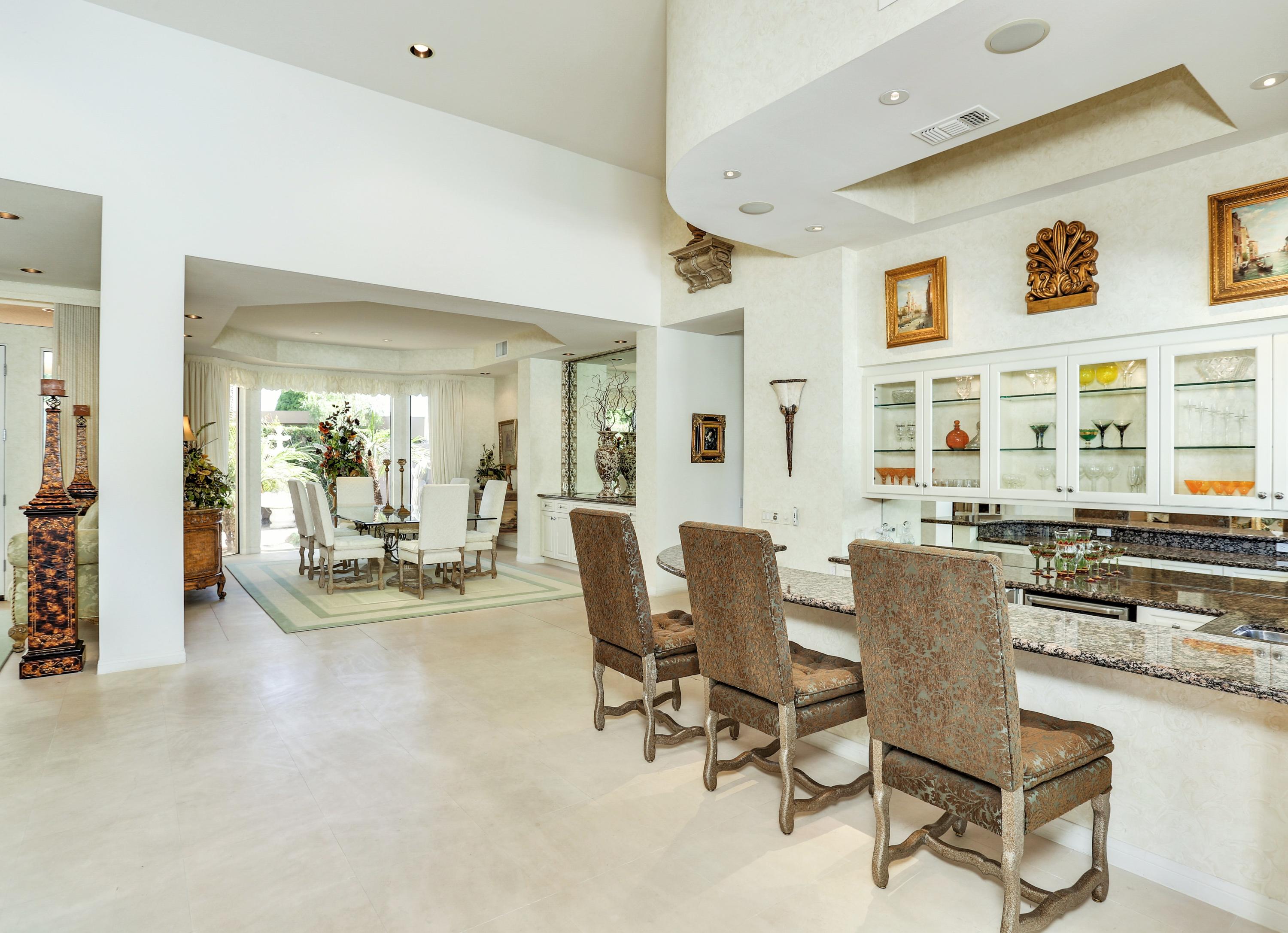 105 Waterford Circle Rancho Mirage, CA 92270 - Photo 11 of 43 Bar and dining room
