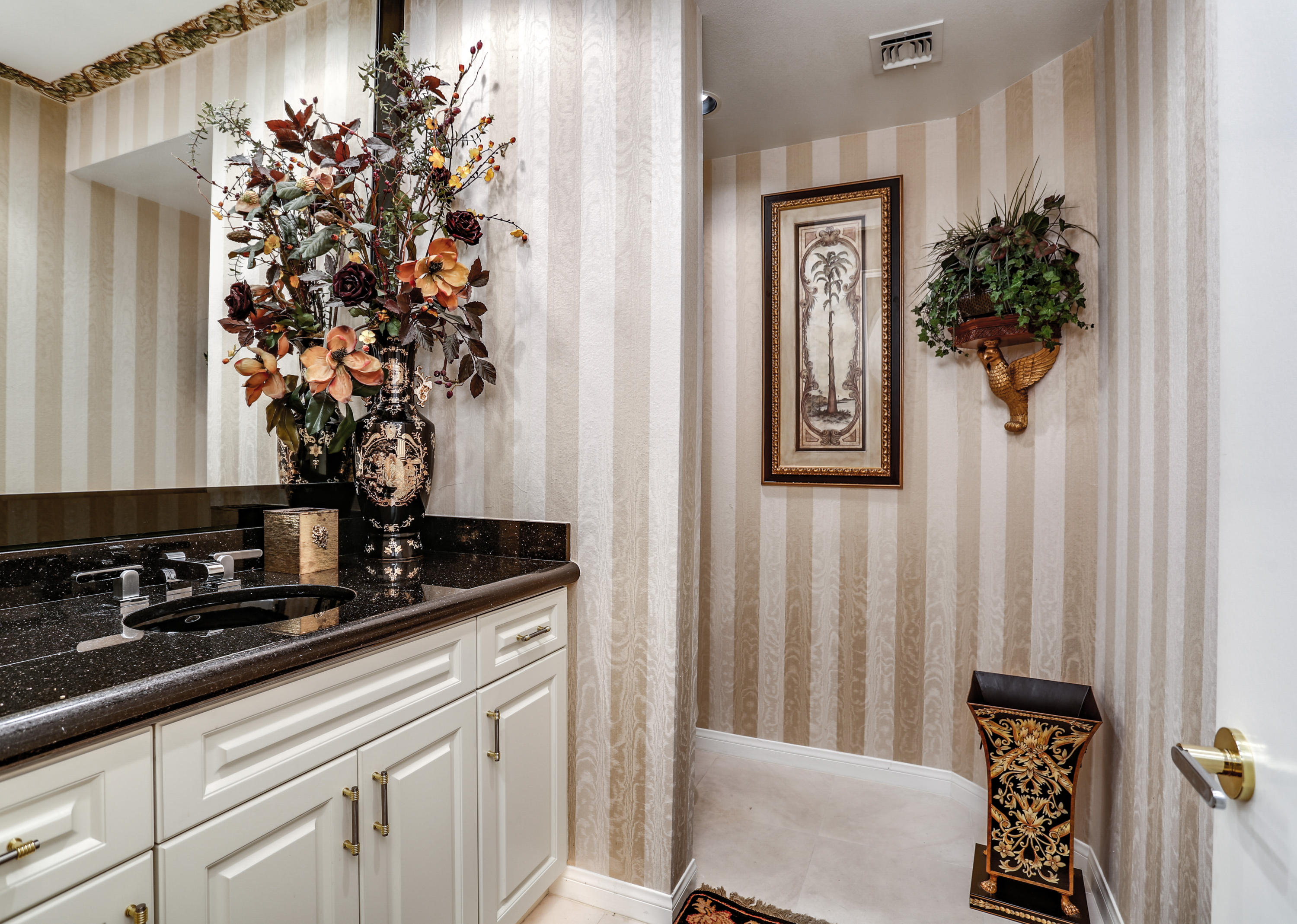 105 Waterford Circle Rancho Mirage, CA 92270 - Photo 25 of 43 Powder Room