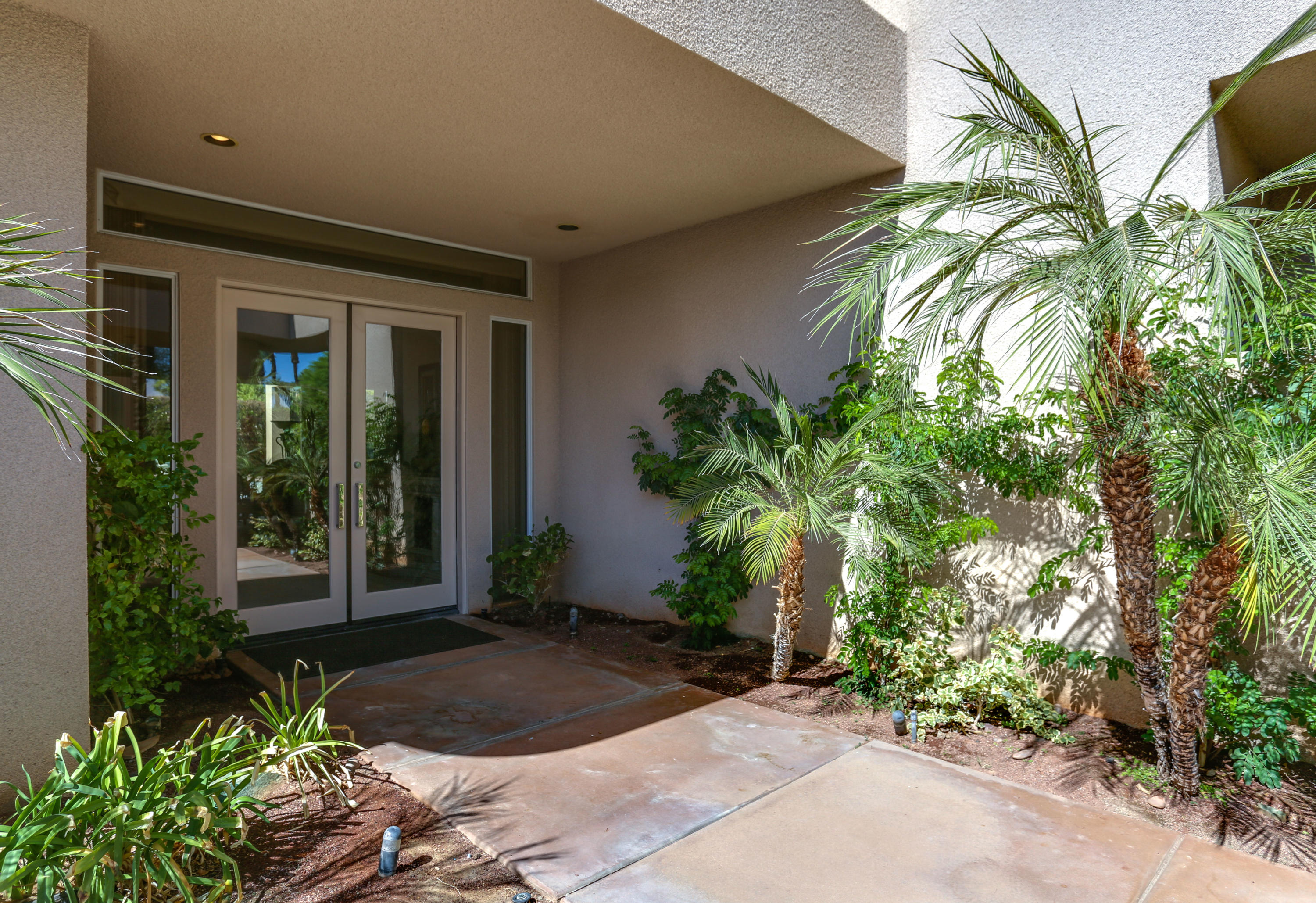 105 Waterford Circle Rancho Mirage, CA 92270 - Photo 5 of 43 Front exterior