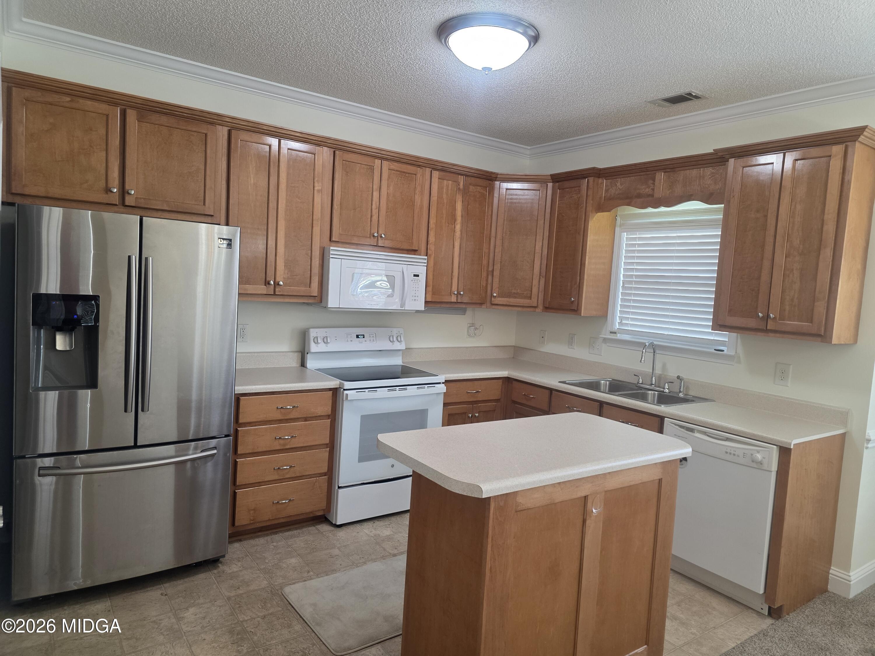 143 Jabrok Circle Macon, GA 31216 - Photo 3 of 15 a kitchen with a appliances a sink and a cabinets