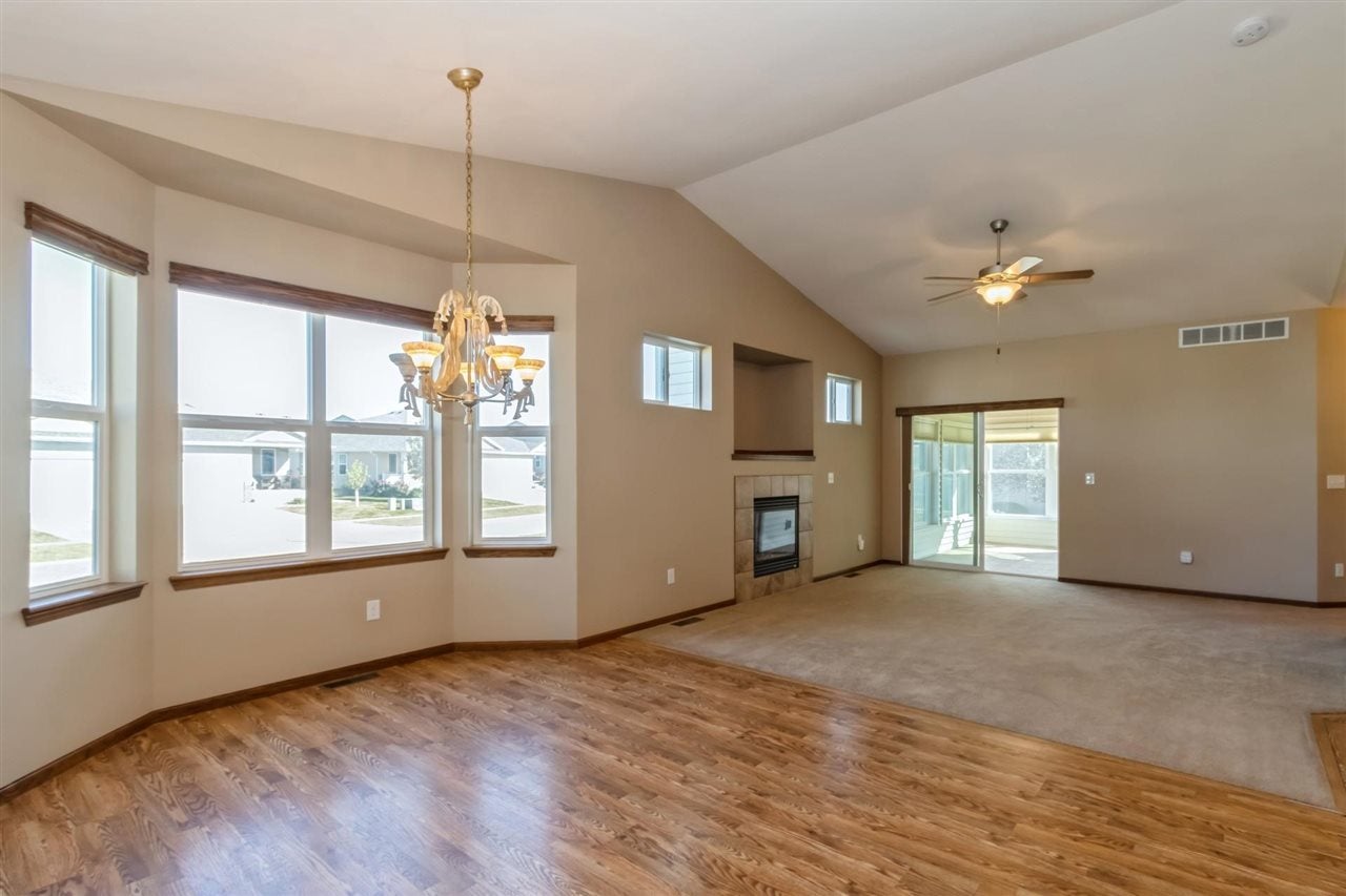 185 Ridge View Drive Fairfax, IA 52228 - Photo 2 of 25 Gallery Image 2