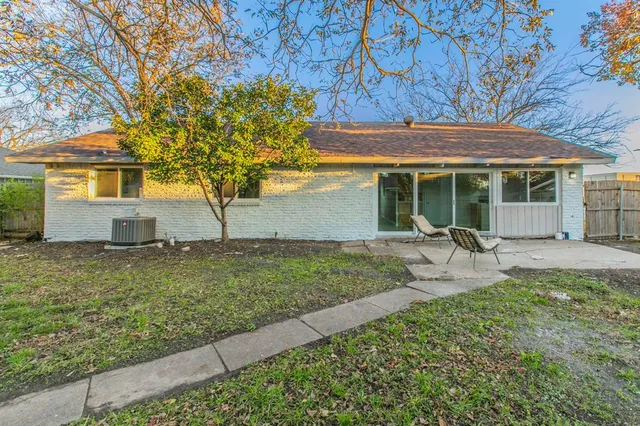 a view of a yard with a tree