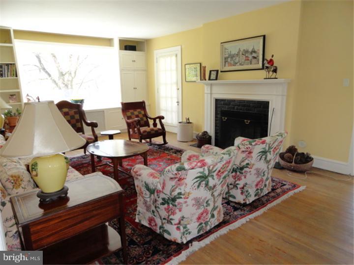1079 Huntingdon Road Abington, PA 19001 - Photo 9 of 24 Living Room