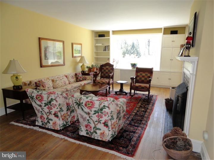 1079 Huntingdon Road Abington, PA 19001 - Photo 10 of 24 Living Room