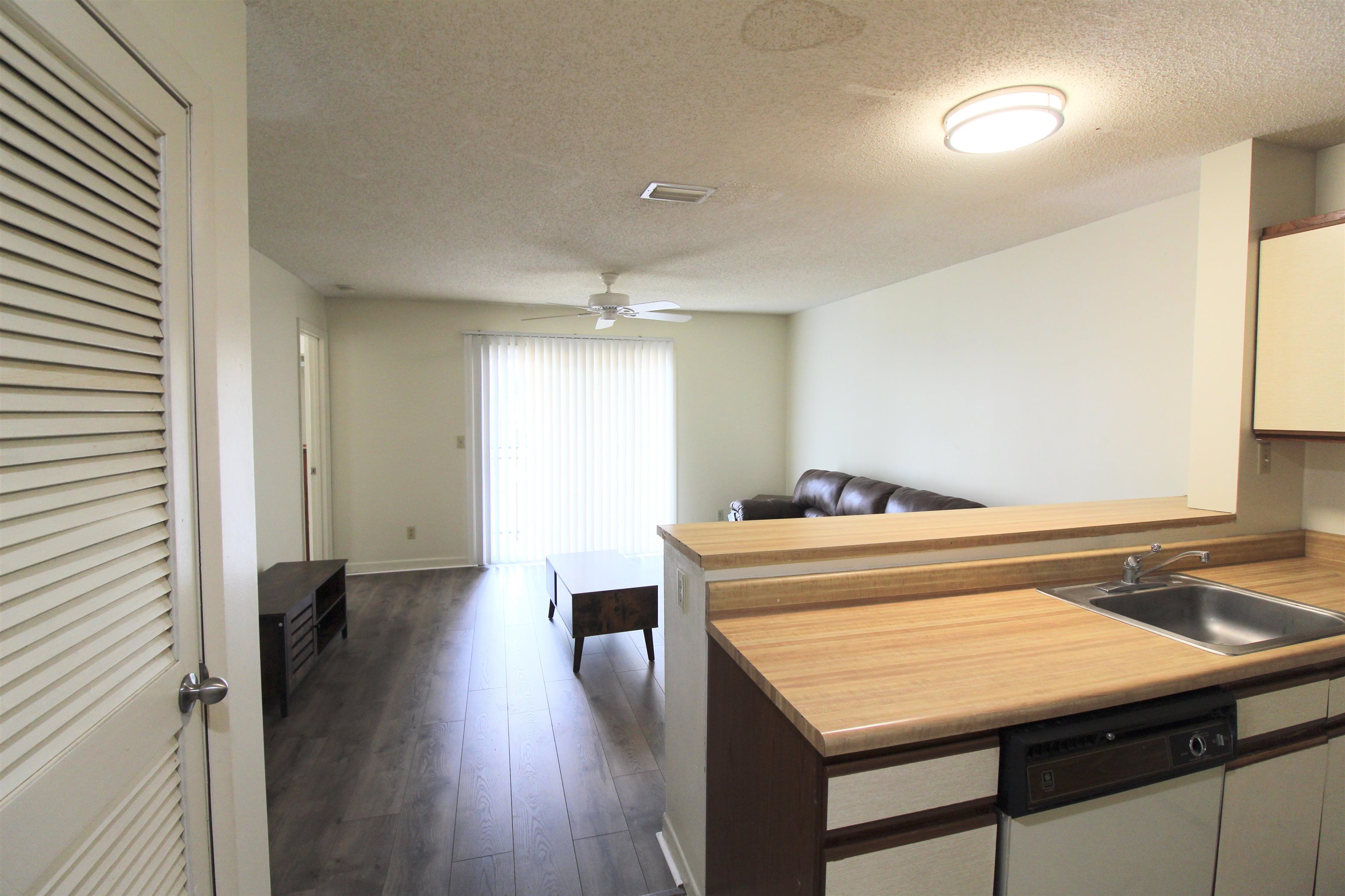 1336 Hunters Road, Unit G Harrisonburg, VA 22801 - Photo 19 of 42 a room with a table and chairs