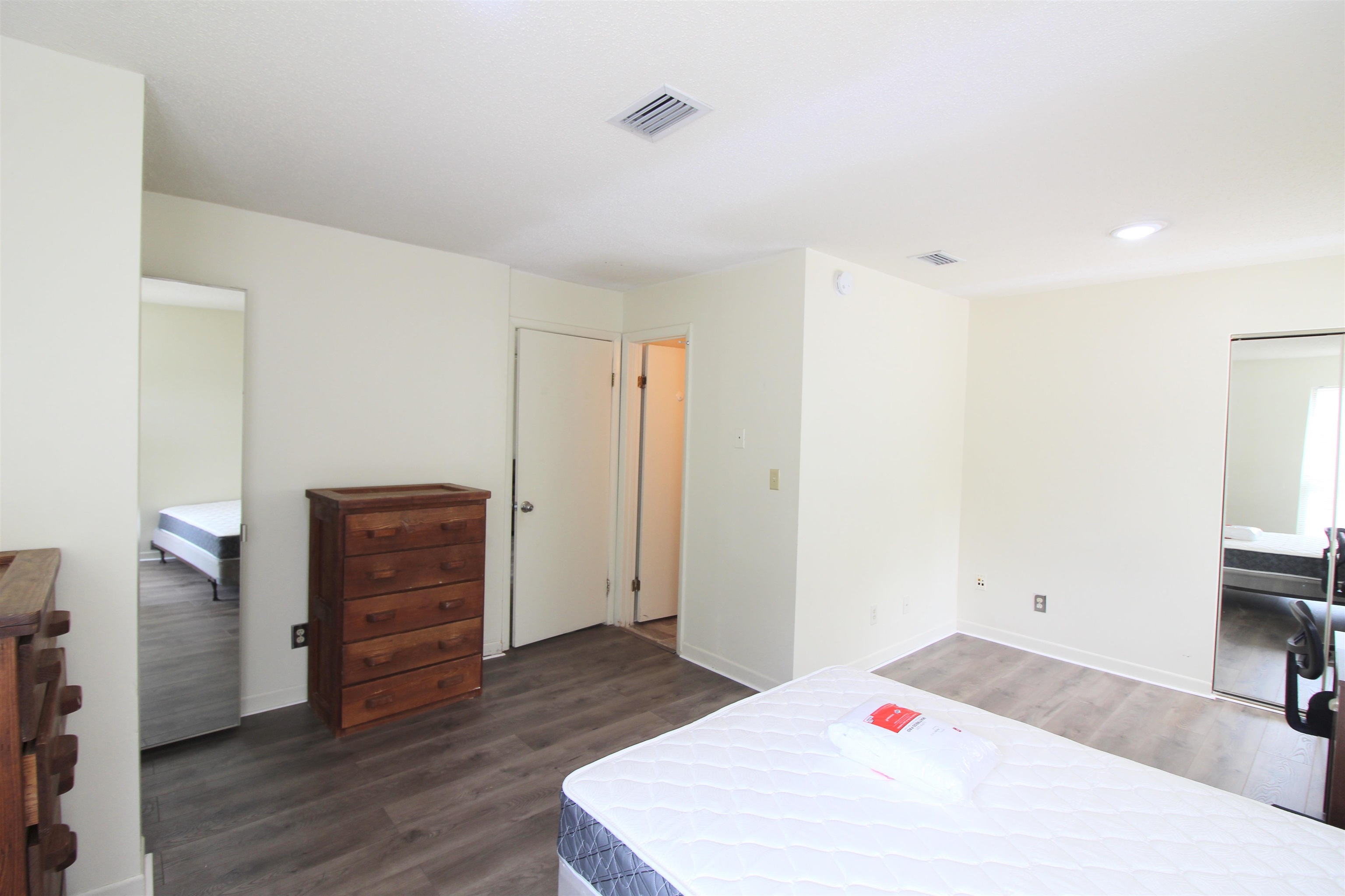 1336 Hunters Road, Unit G Harrisonburg, VA 22801 - Photo 38 of 42 a room with a bed and wooden floor