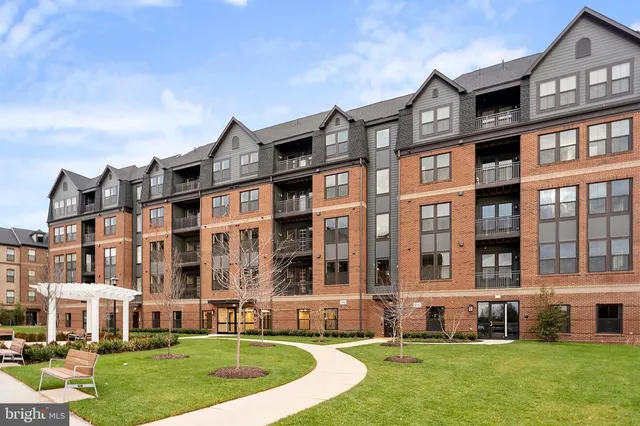 $569,900 | 3925 Fair Ridge Drive, Unit 503, Fairfax, VA 22033