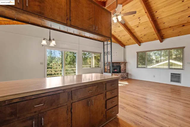 a picture of a bench in a cabinet