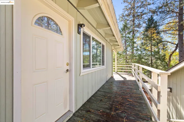 a view of a house with backyard