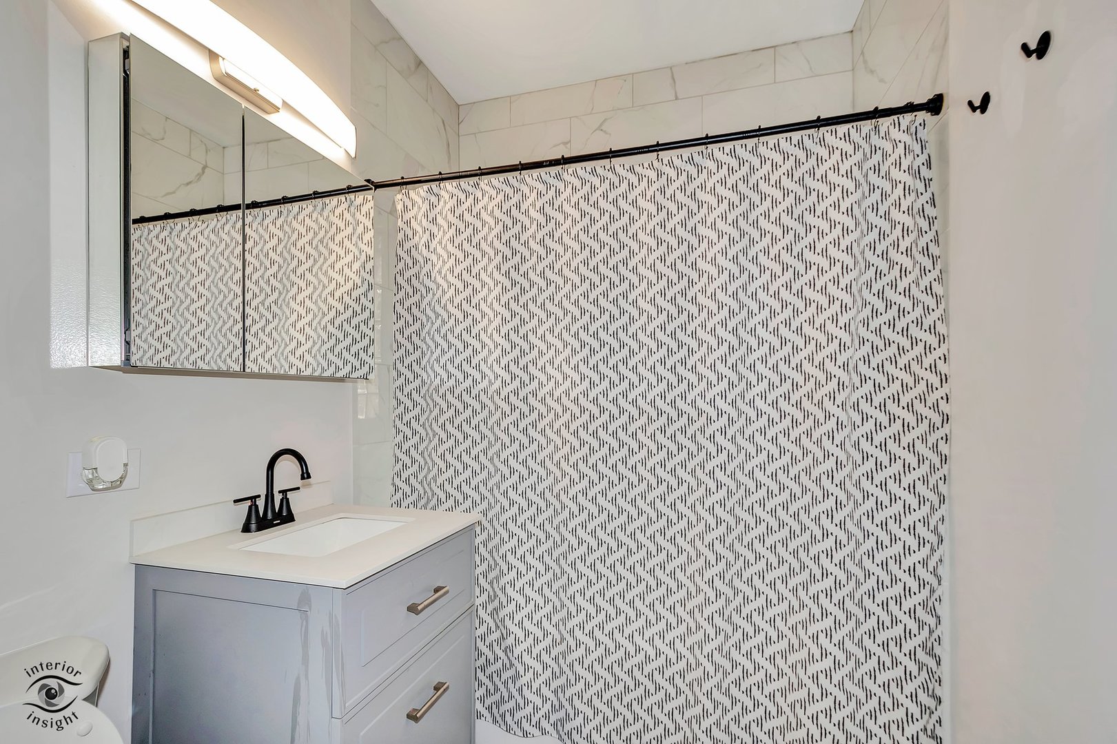 642 West 37th Street Chicago, IL 60609 - Photo 18 of 31 a bathroom with a sink and a mirror