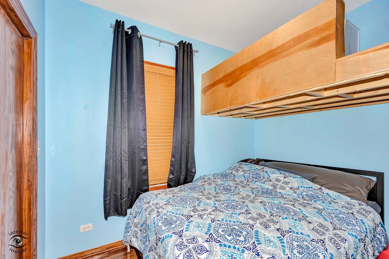 642 West 37th Street Chicago, IL 60609 - Photo 19 of 31 a bedroom with a bed and a window