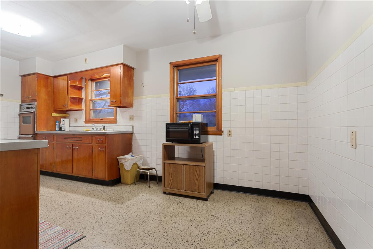 3826 Highcrest Road Rockford, IL 61107 - Photo 7 of 13 a room with furniture and window