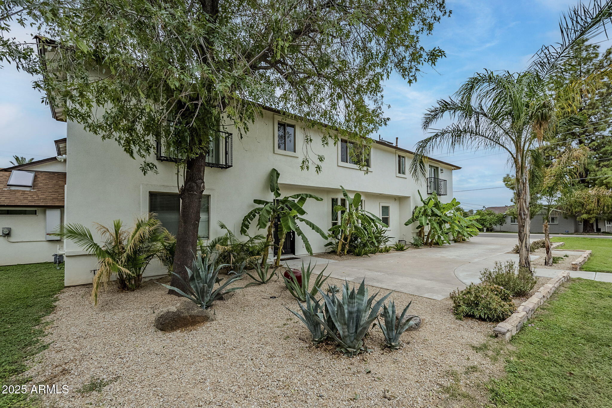 225 West Orchid Lane Phoenix, AZ 85021 - Photo 2 of 70 a front view of a house with garden