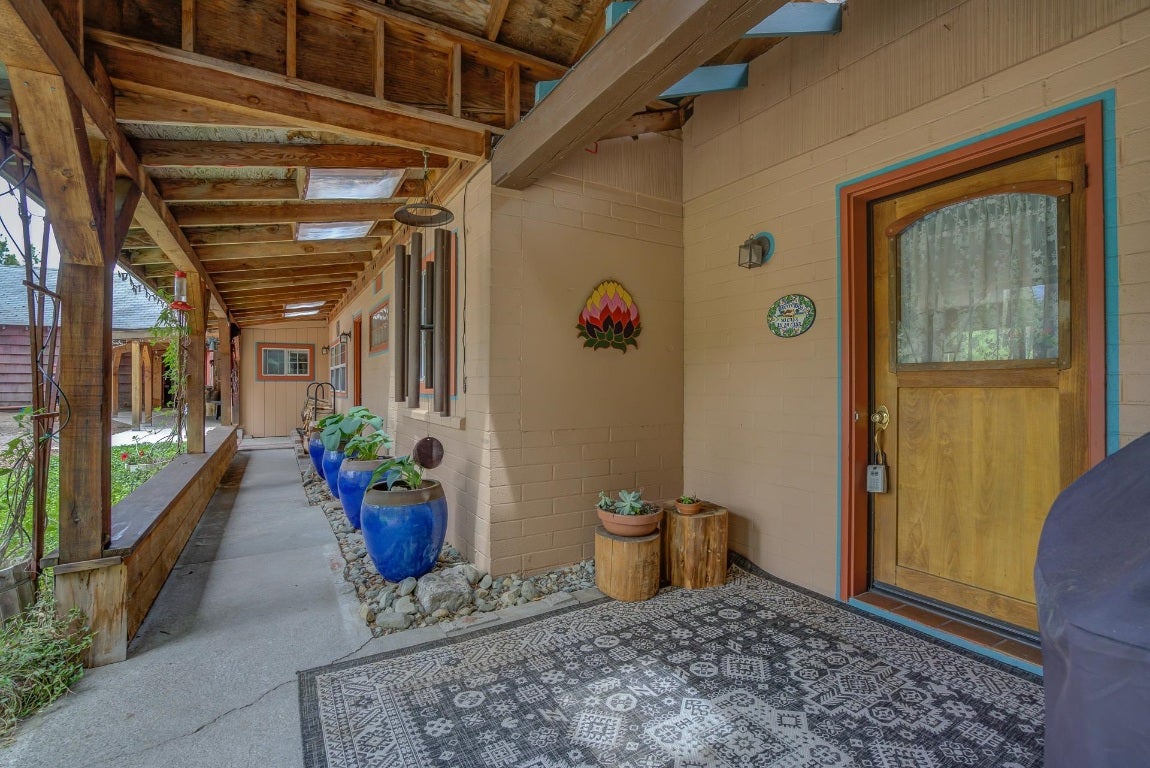 835 Davis Place Road Mount Shasta, CA 96067 - Photo 2 of 27 Gallery Image 2