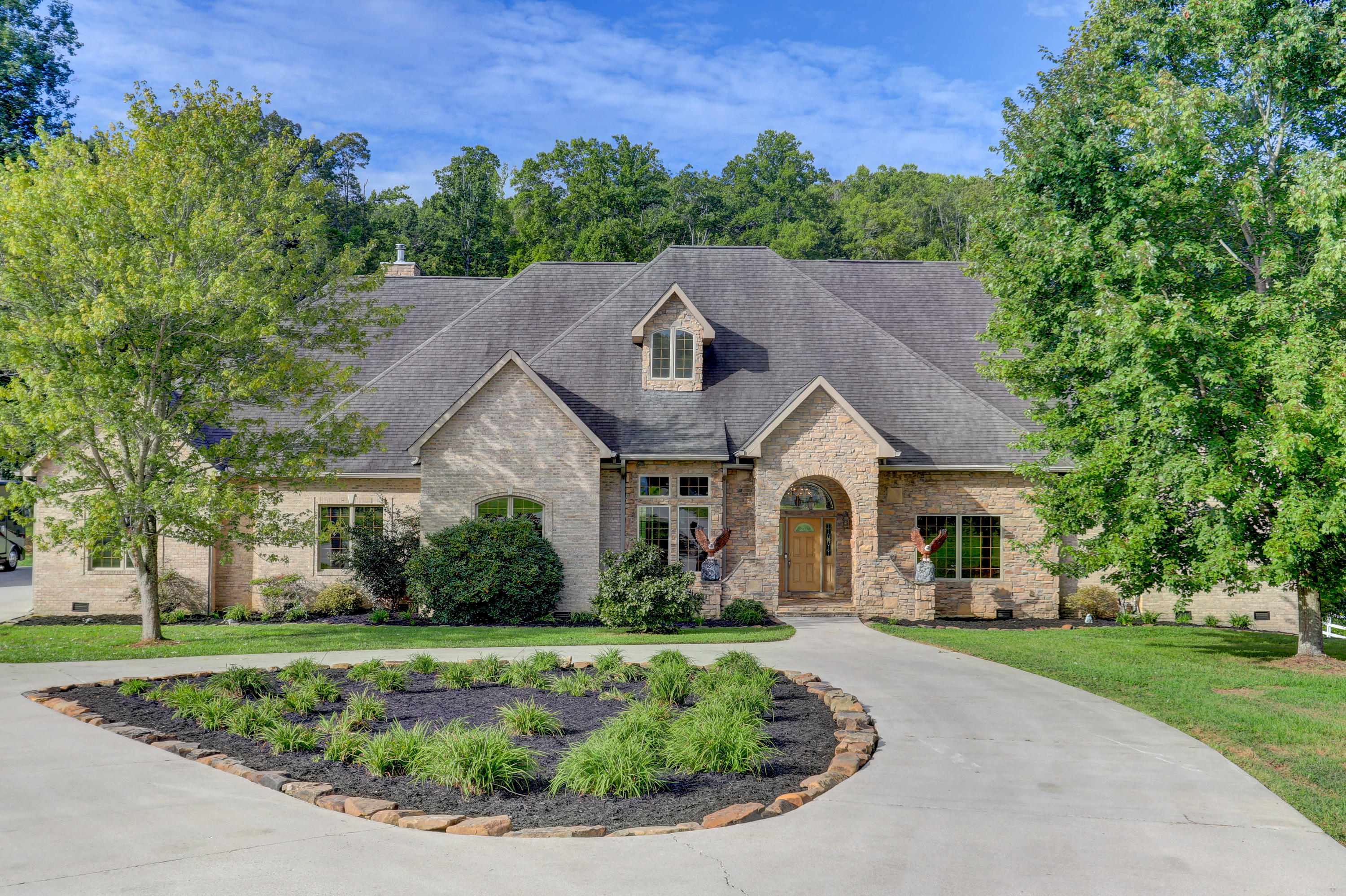 2929 Barnard Road Knoxville, TN 37921 - Photo 3 of 40 Front of house with circular drive