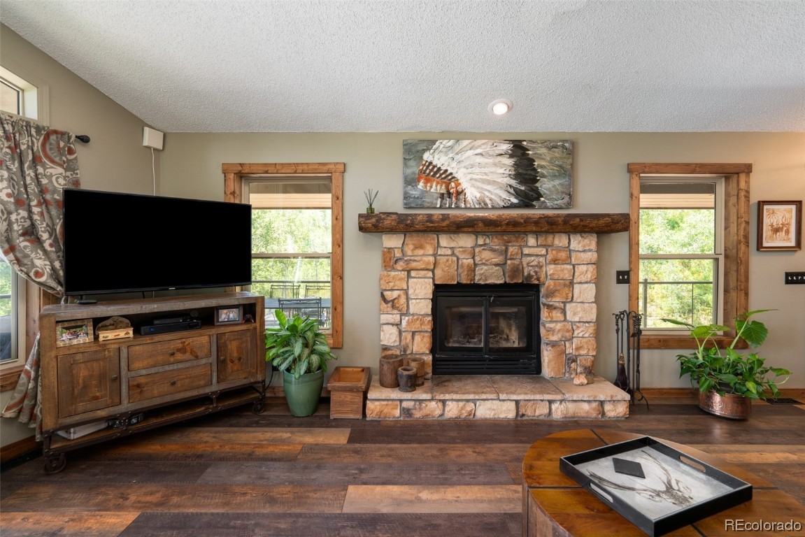 58195 Jupiter Place Clark, CO 80428 - Photo 8 of 29 a living room with furniture and a flat screen tv