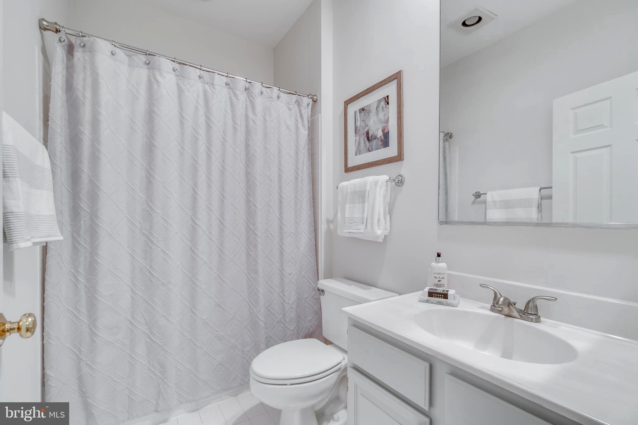 1318 Sundial Drive Reston, VA 20194 - Photo 36 of 52 3rd level hall full bath