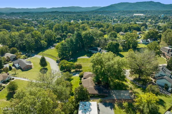 $664,800 | 909 Millercrest Drive, Johnson City, TN 37604