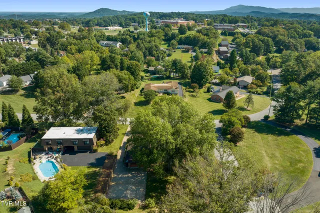 $674,800 | 909 Millercrest Drive, Johnson City, TN 37604
