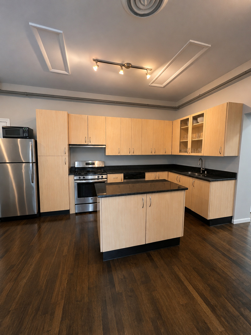 2013 West Division Street, Unit 2E Chicago, IL 60622 - Photo 3 of 13