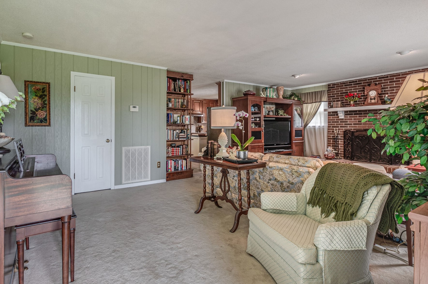 2770 Ben Green Road Lebanon, TN 37090 - Photo 6 of 37 a livingroom with workspace and a couch
