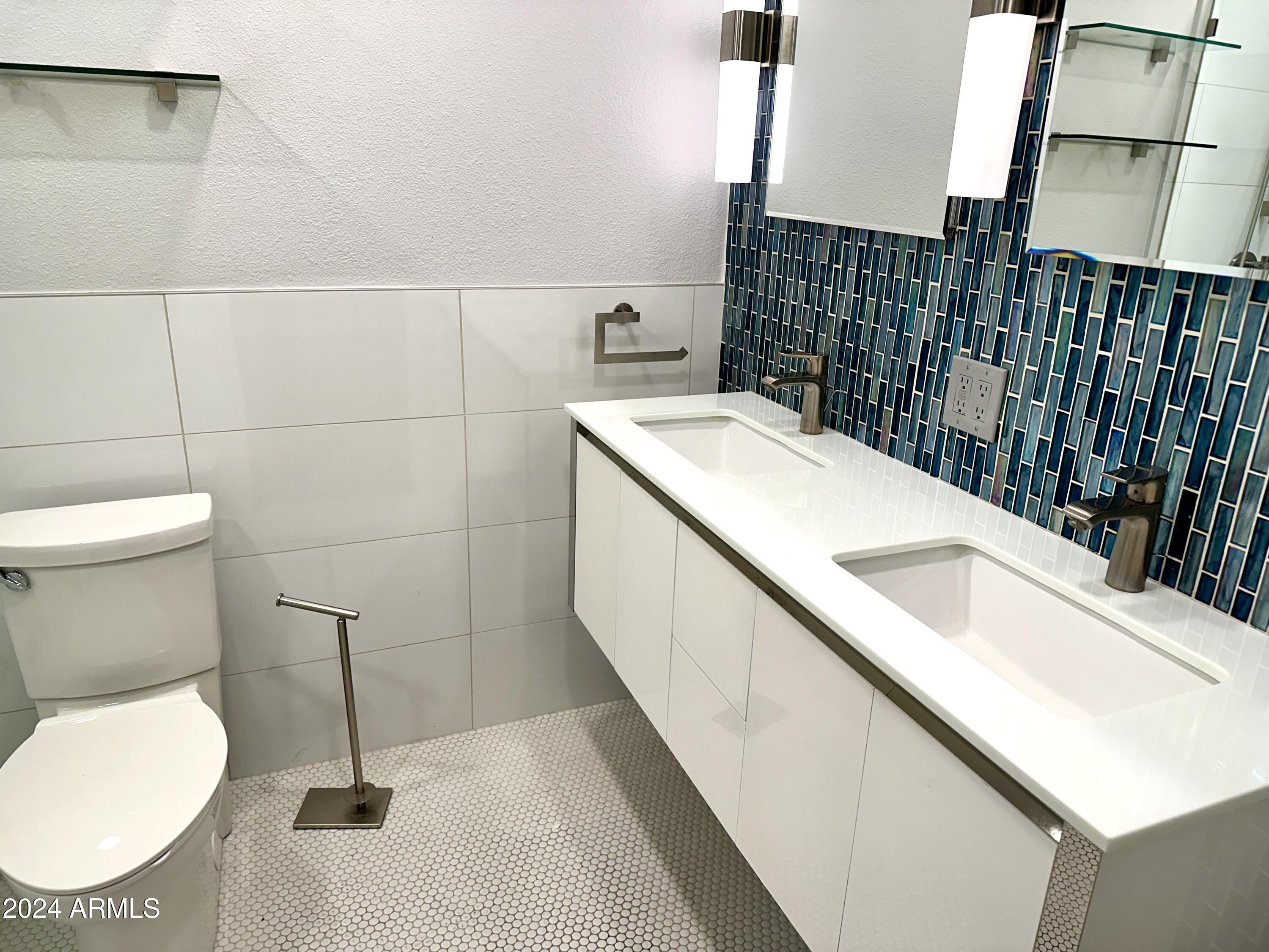 2510 North 22nd Drive Phoenix, AZ 85009 - Photo 23 of 37 Primary bath 3