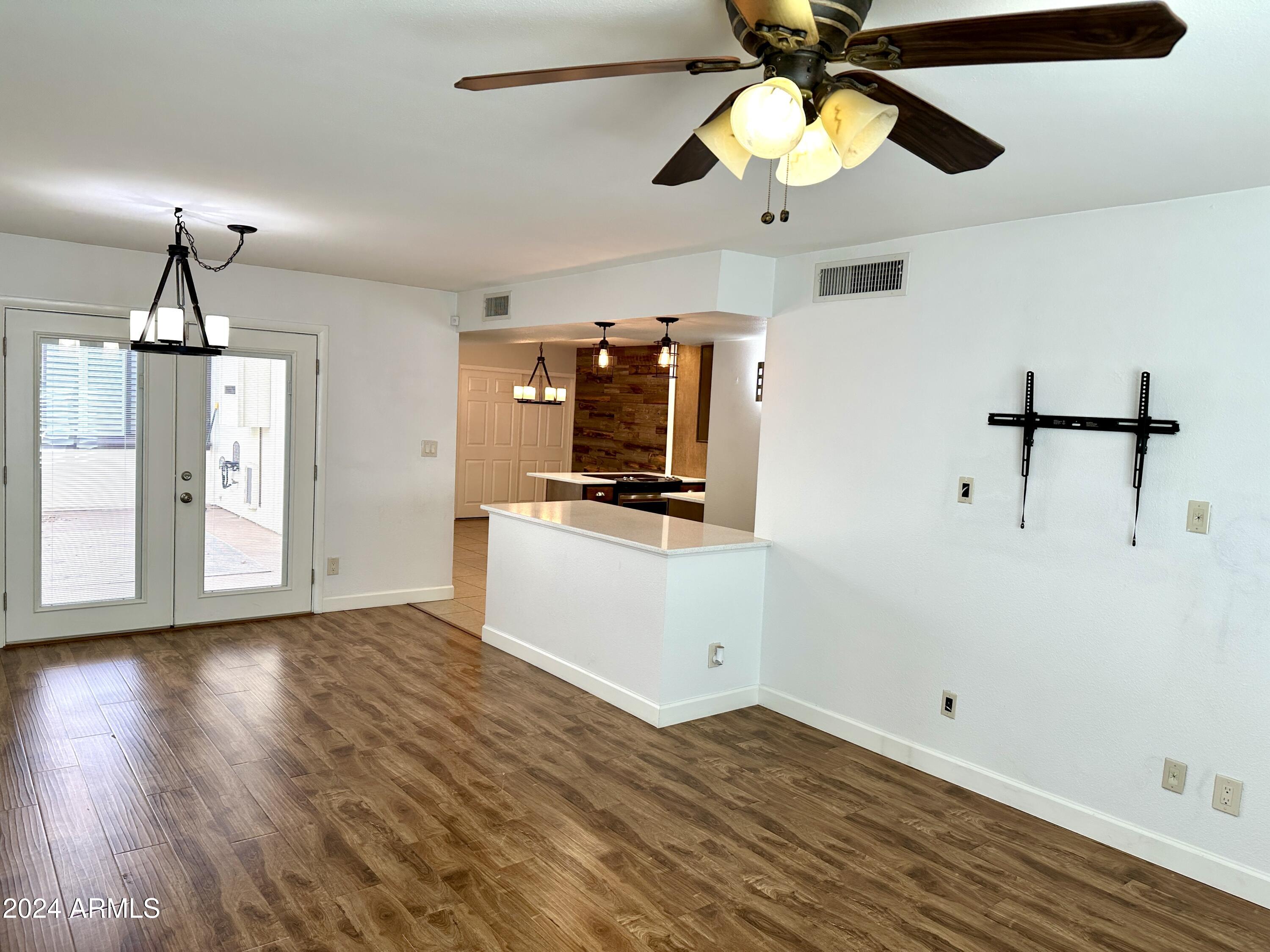 2510 North 22nd Drive Phoenix, AZ 85009 - Photo 4 of 37 Great room 2