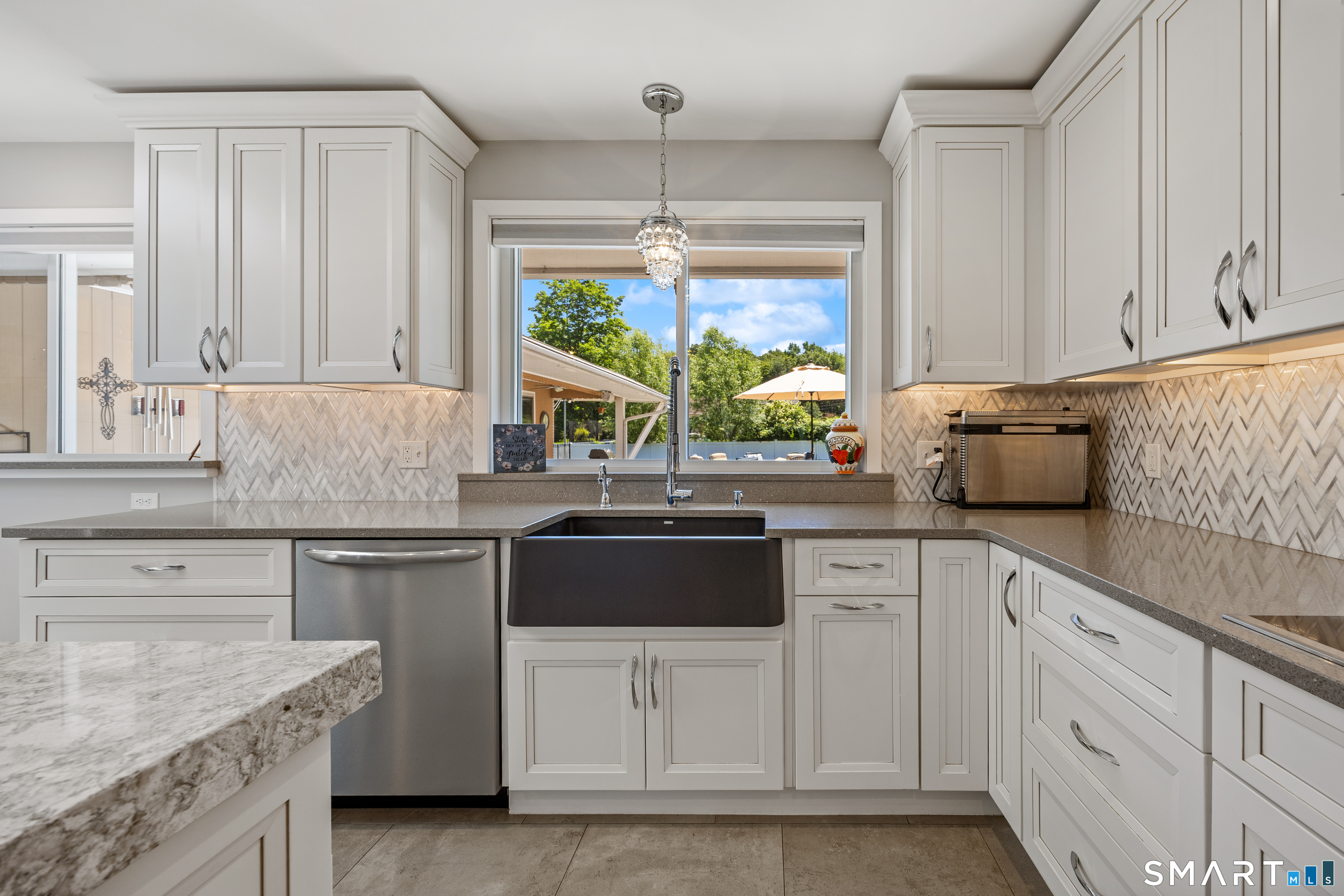 1500 Rhey Avenue Wallingford, CT 06492 - Photo 10 of 39 Kitchen w/ Quartz Countertops