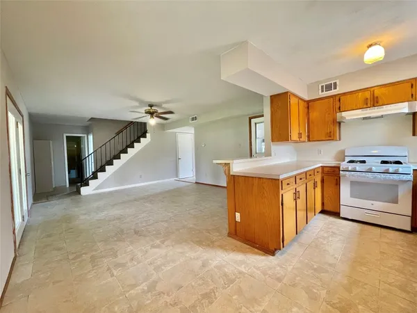 $1,900 | 509 Dwyer Street, Angleton, TX 77515