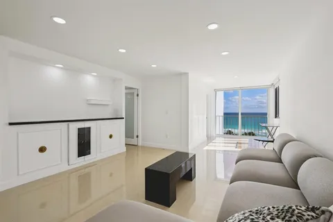 $640,000 | 6450 Collins Avenue, Unit 901, Miami Beach, FL 33141