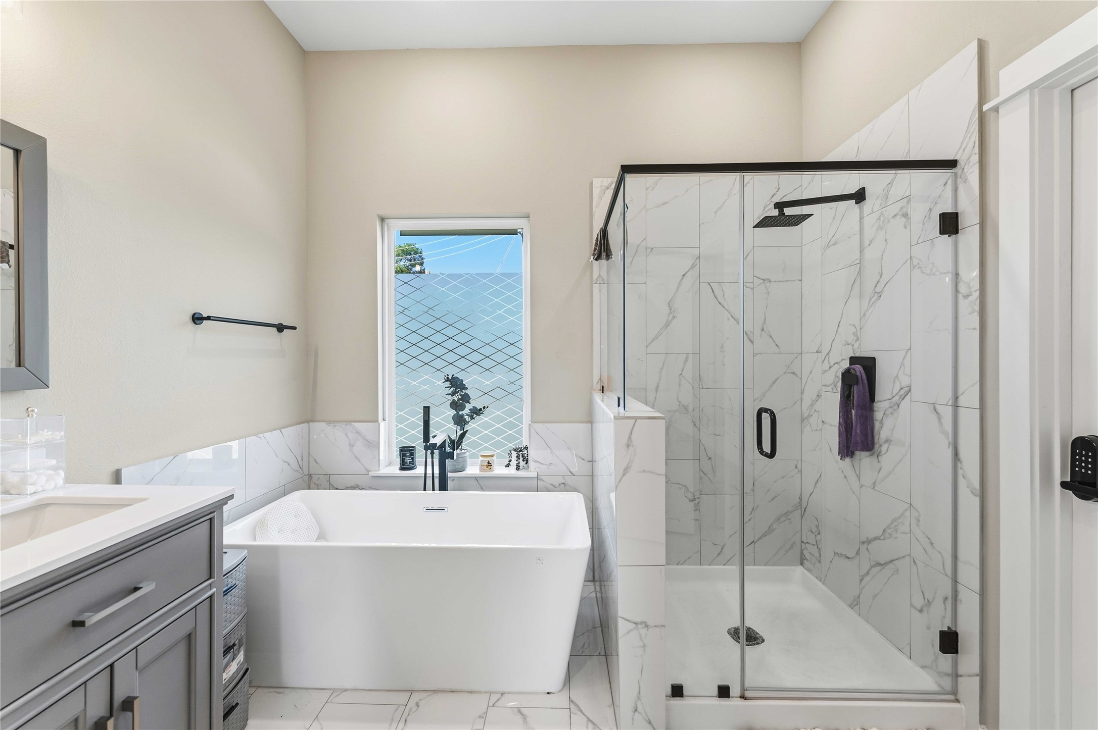 405 Stonework Garden Lane Houston, TX 77076 - Photo 11 of 23 a bathroom with a bathtub and a sink