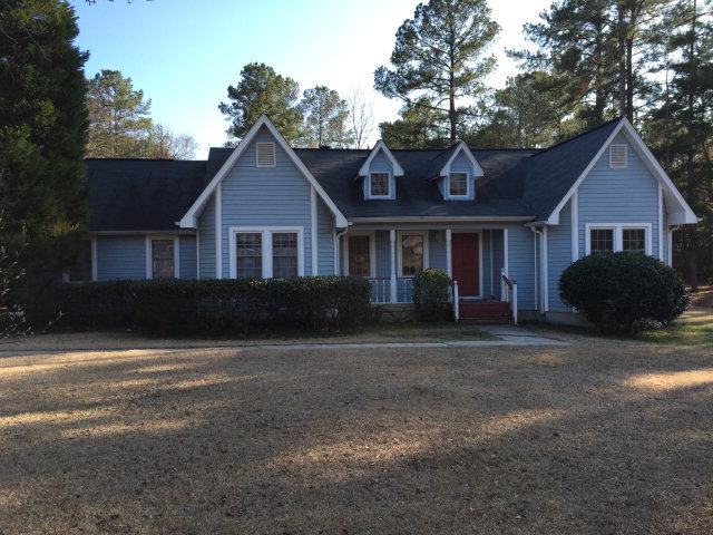 5798 Huddersfield Road Macon, GA 31210 - Photo 27 of 35 a front view of a house with a garden and yard