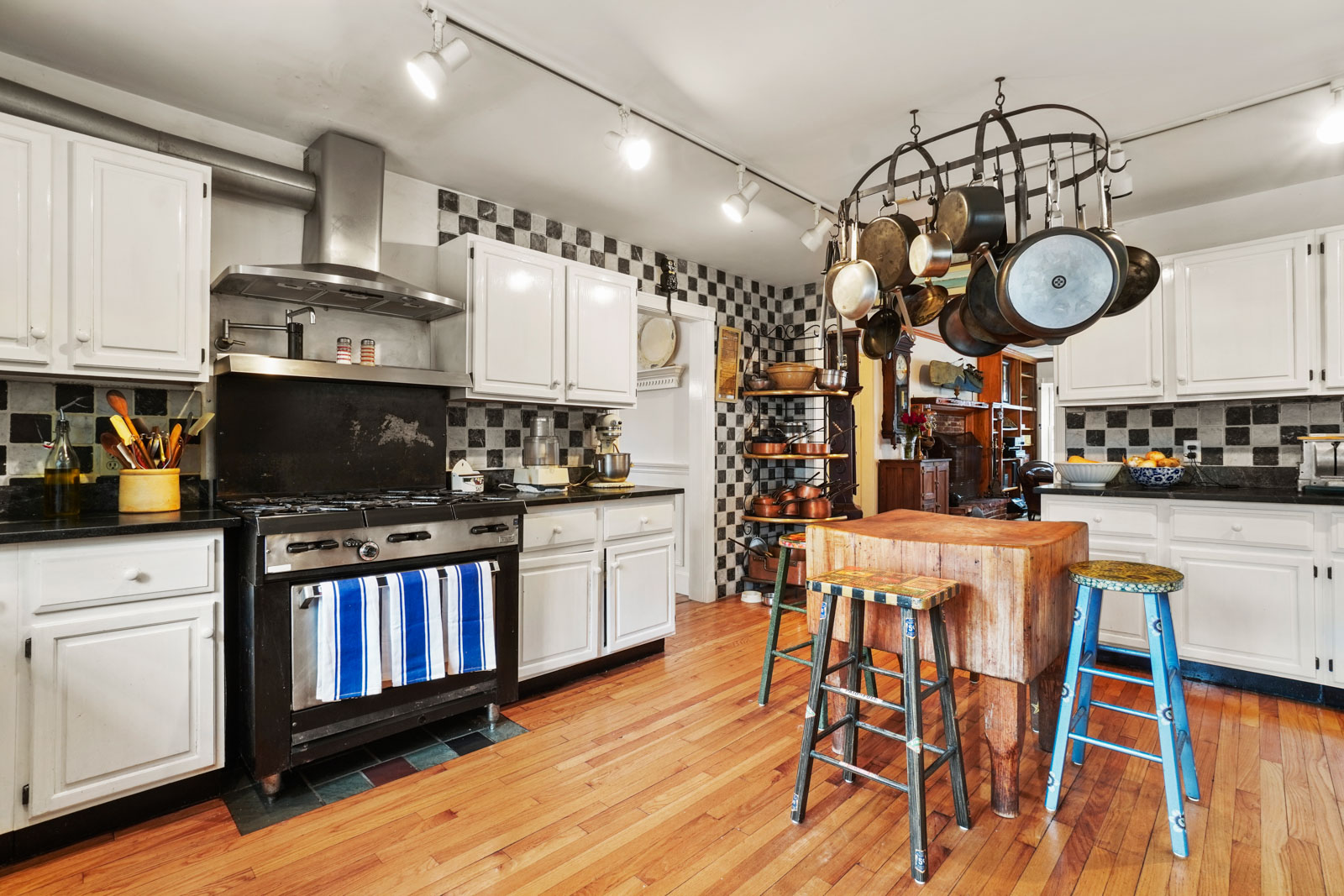 10 Skyline Drive Nantucket, MA 02554 - Photo 14 of 38 Commercial stove to accommodate those large dinner parties