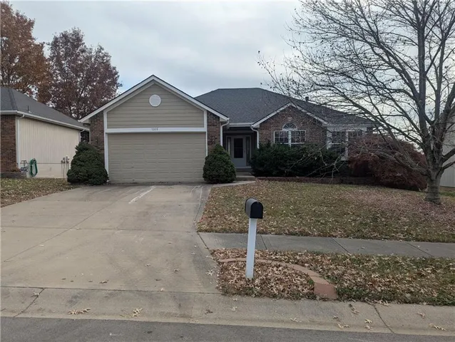 $349,900 | 1105 Northwest Sawgrass Drive, Grain Valley, MO 64029